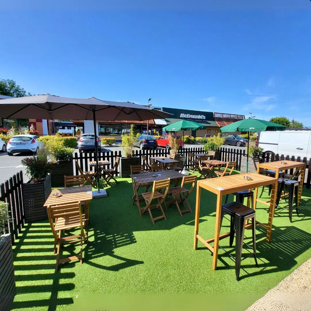 Terrasse ensoleillée de l'O'Bock à Coutras